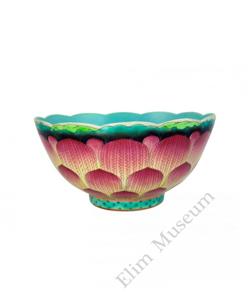 1060  A Qianlong Fengcai lotus bowl 